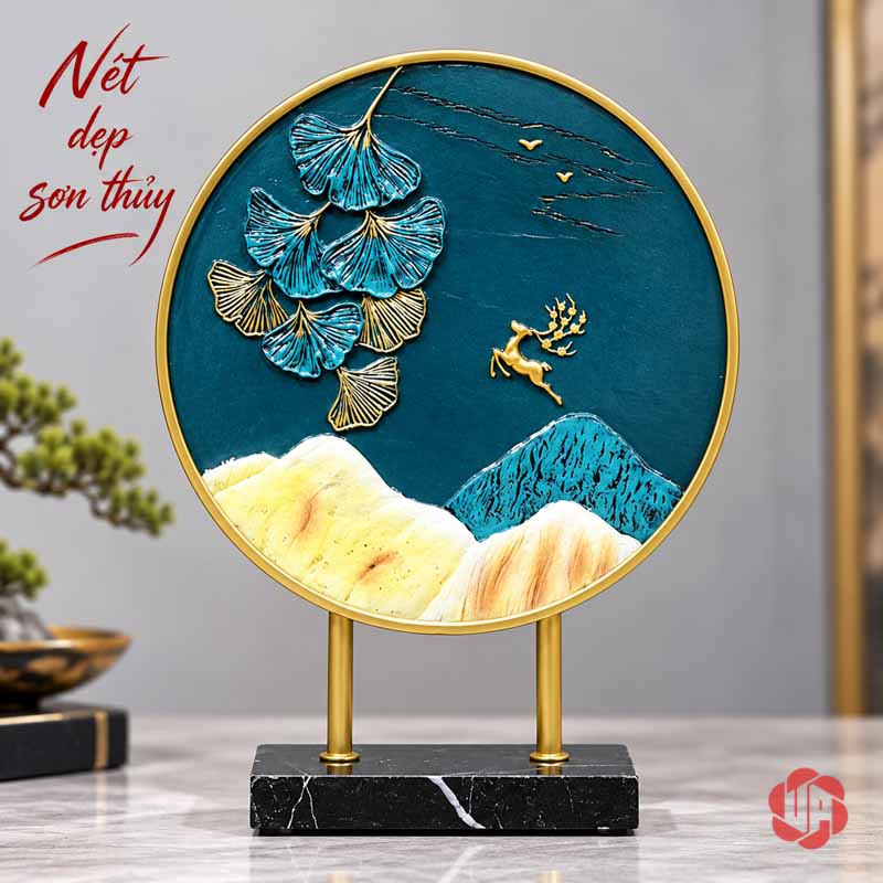 Tượng Đôi Hươu Decor Trang Trí Nhà Đẹp Xanh Gạc Vàng UPV070 Góc gần tranh tròn màu xanh với núi sáng và chi tiết vàng