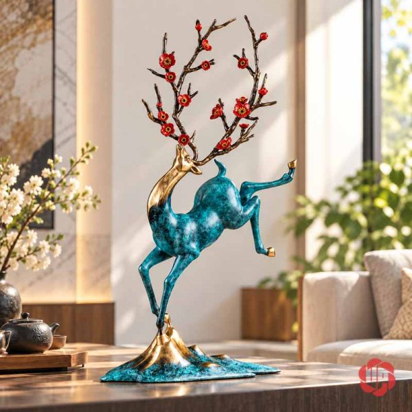 Tượng hươu nghệ thuật thân xanh dáng nhảy, sừng hoa đỏ trong phòng khách