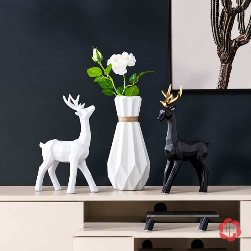 Bộ Tượng Hươu Decor Và Bình Hoa Sứ 3 Món Trang Trí Phòng Khách BG036 Tượng hươu trắng đứng và tượng hươu đen gạc vàng kết hợp bình hoa trắng đa giác trên kệ tivi.