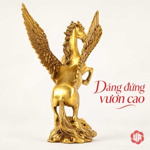 Tượng ngựa Pegasus nhìn từ sau với hai cánh mở