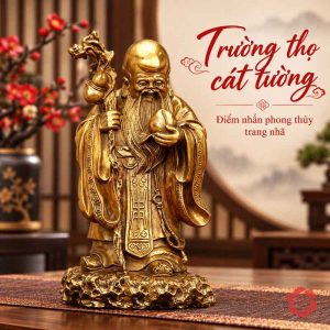 Tượng ông Thọ bằng đồng vàng, trán cao, tay cầm đào và gậy