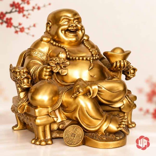 Tượng Phật Di Lặc màu vàng ngồi ghế, nâng thỏi vàng trên nền sáng