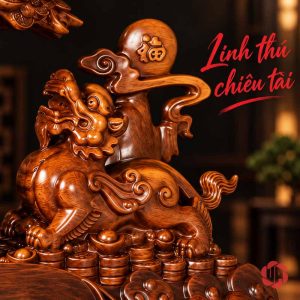 Tượng phong thủy tỳ hưu màu nâu nhìn nghiêng bên các chồng tiền