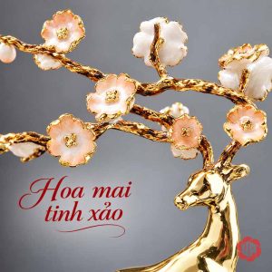 Tượng trang trí decor hươu vàng cận cảnh cành hoa trắng hồng