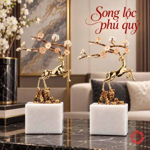 Tượng trang trí decor hươu vàng đặt cạnh nhau trước sofa