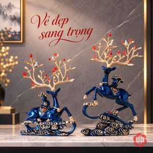Hai hươu nghệ thuật xanh với gạc tạo hình cành hoa vàng đỏ