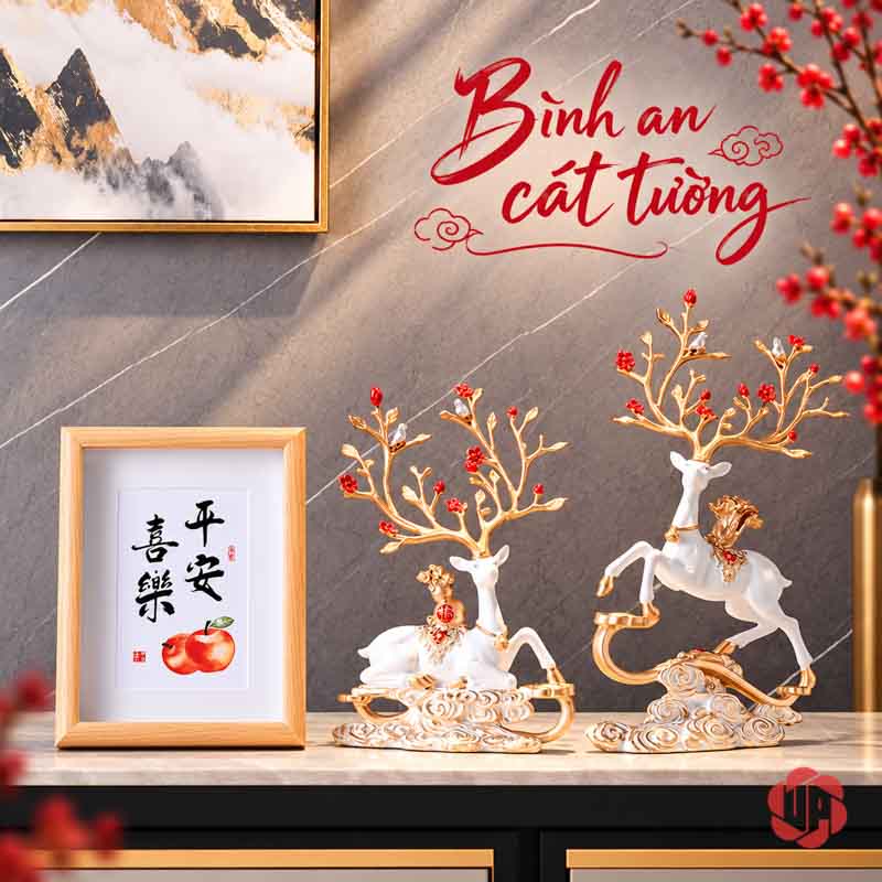 Tượng Trang Trí Đôi Hươu Nghệ Thuật Kèm Chữ Phúc UPV067-NT Hai hươu trắng vàng trên mặt tủ cạnh khung tranh