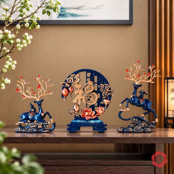 Bộ hươu nghệ thuật và chữ Phúc màu xanh trên tủ gỗ