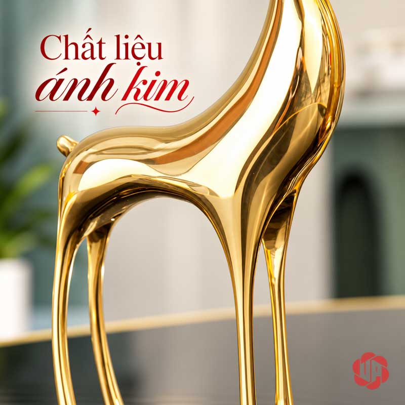 Tượng Trang Trí Hươu Đồng Nâng Cầu Thủy Tinh UPD060A Tượng trang trí hươu đồng cận cảnh thân và chân màu vàng