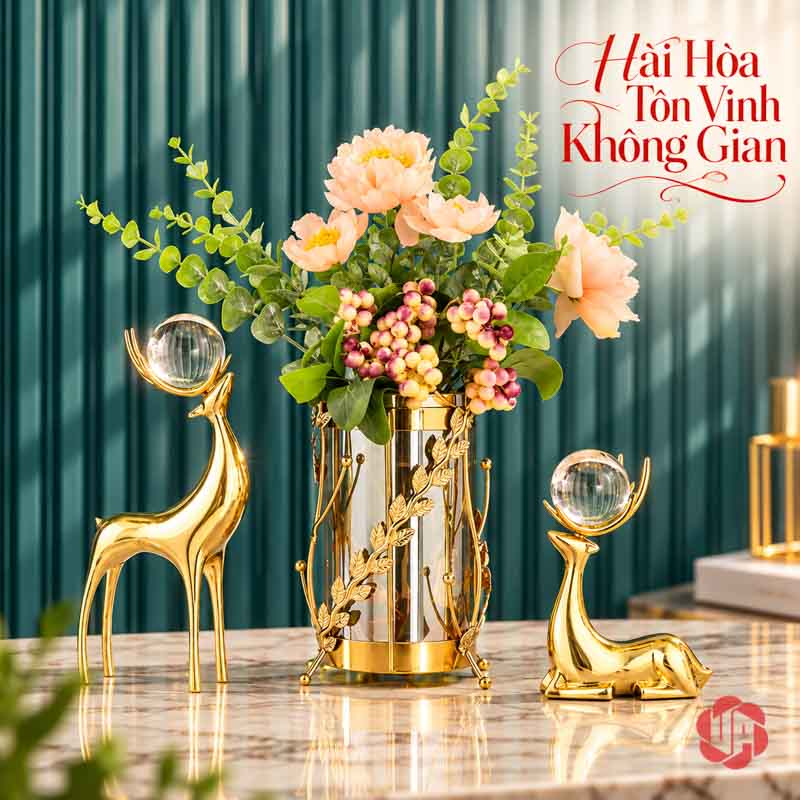 Tượng Trang Trí Hươu Đồng Nâng Cầu Thủy Tinh UPD060A Tượng trang trí hươu đồng đặt hai bên bình hoa màu vàng
