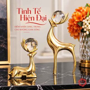 Tượng trang trí hươu đồng nâng cầu bên bình hoa cam