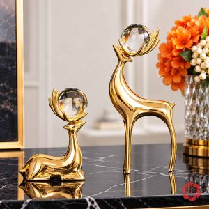 Tượng trang trí hươu đồng nâng cầu trên bàn đá đen