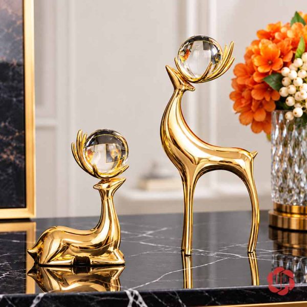 Tượng trang trí hươu đồng nâng cầu trên bàn đá đen