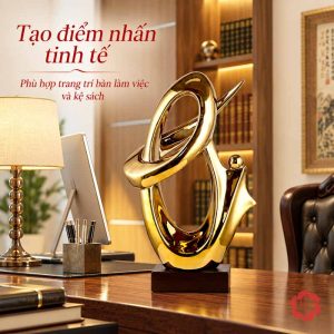Tượng trang trí Kho Báu đặt trên bàn làm việc cạnh đèn và ống bút