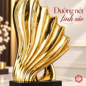 Tượng trang trí nghệ thuật cận cảnh những nếp cánh vàng