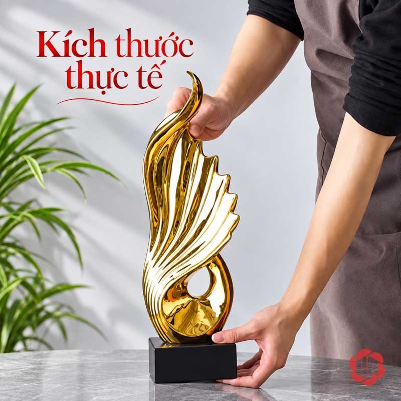 Tượng Trang Trí Nghệ Thuật Giàu Có Đến Từ Mọi Hướng UP065V Tượng trang trí nghệ thuật được đỡ bằng tay trên mặt bàn
