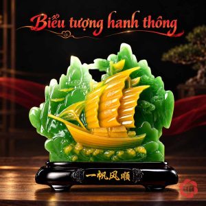 Tượng trang trí phong thủy thuyền buồm xanh ngọc bên rèm đỏ
