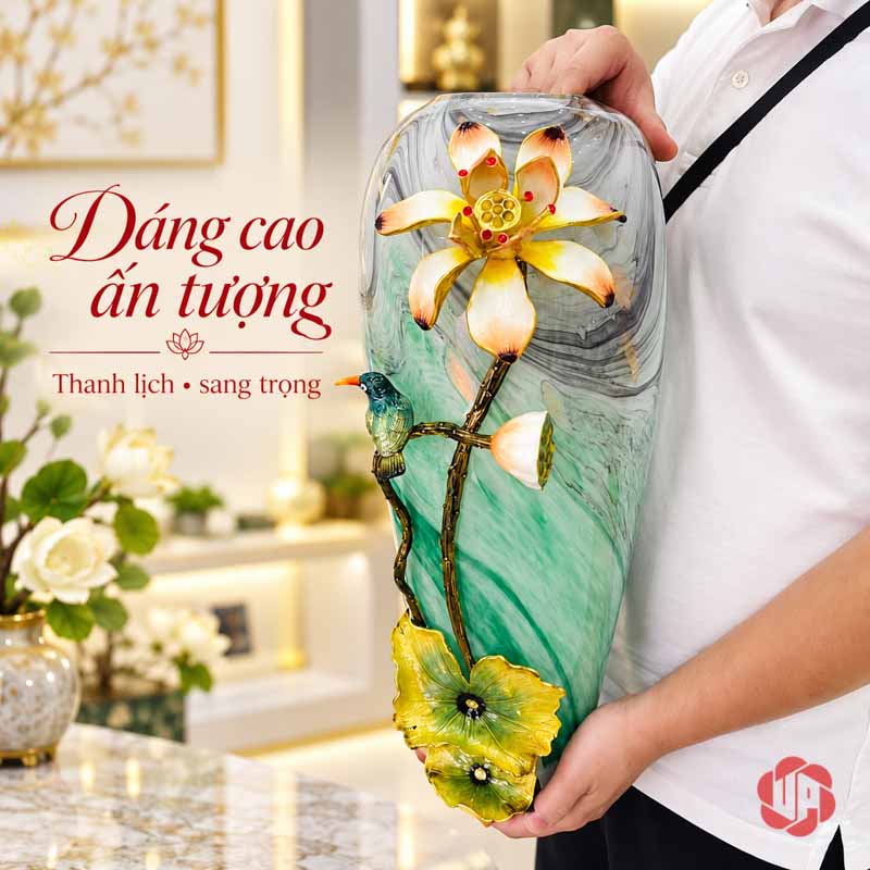 Bình Hoa Sen Thủy Tinh Tráng Men Xanh Ngọc UPT16 Bình hoa sen cao cầm tay với chi tiết hoa sen nổi