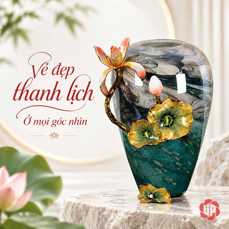 Bình Hoa Sen Thủy Tinh Tráng Men Xanh Ngọc UPT16 Bình hoa sen thấp với bông hoa nổi màu vàng xanh trên thân