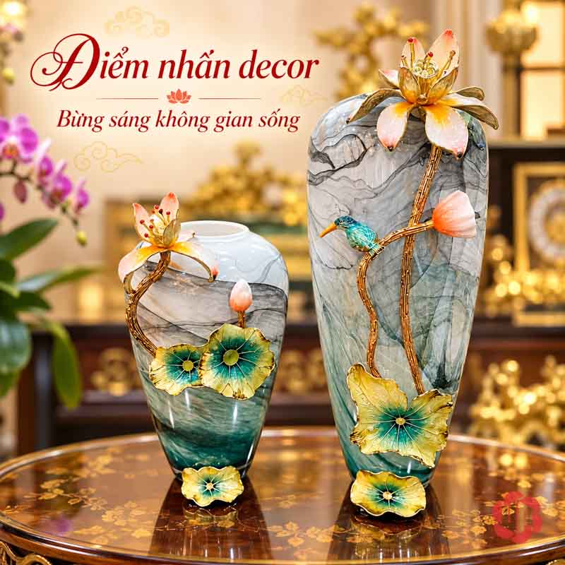Bình Hoa Sen Thủy Tinh Tráng Men Xanh Ngọc UPT16 Bình sen dáng thấp và dáng cao trên mặt bàn gỗ phong cách sang trọng