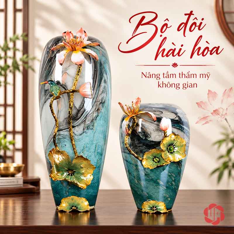 Bình Hoa Sen Thủy Tinh Tráng Men Xanh Ngọc UPT16 Cặp bình hoa sen thủy tinh hai kích thước cao thấp phối cảnh phòng khách
