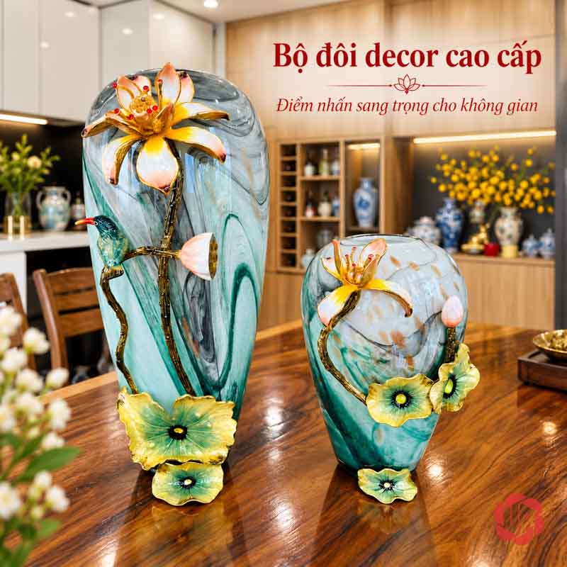 Bình Hoa Sen Thủy Tinh Tráng Men Xanh Ngọc UPT16 Cặp bình sen tráng men xanh và họa tiết vàng đặt cạnh kệ sách