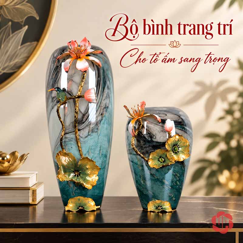 Bình Hoa Sen Thủy Tinh Tráng Men Xanh Ngọc UPT16 Bộ đôi bình hoa sen cao thấp đặt trên kệ gỗ trong phòng khách