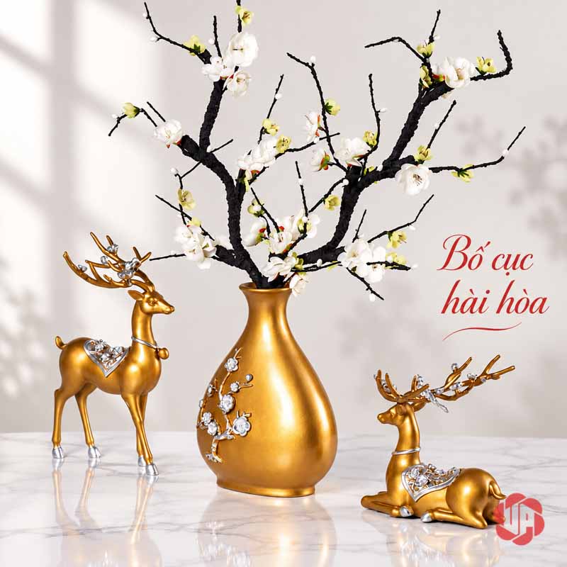 Đồ Trang Trí Decor Hươu Vàng, Chim Và Hoa Mai UPV016 Bình vàng cắm hoa trắng và cặp hươu trên mặt bàn sáng