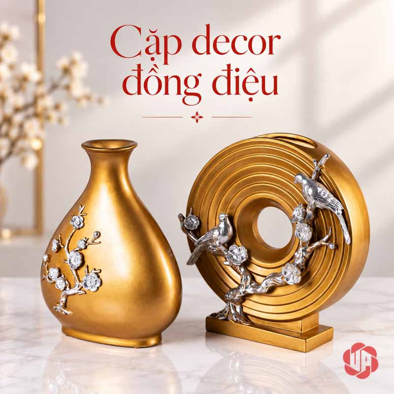 Đồ Trang Trí Decor Hươu Vàng, Chim Và Hoa Mai UPV016 Bình dáng giọt nước và tượng vòng tròn màu vàng đặt cạnh nhau