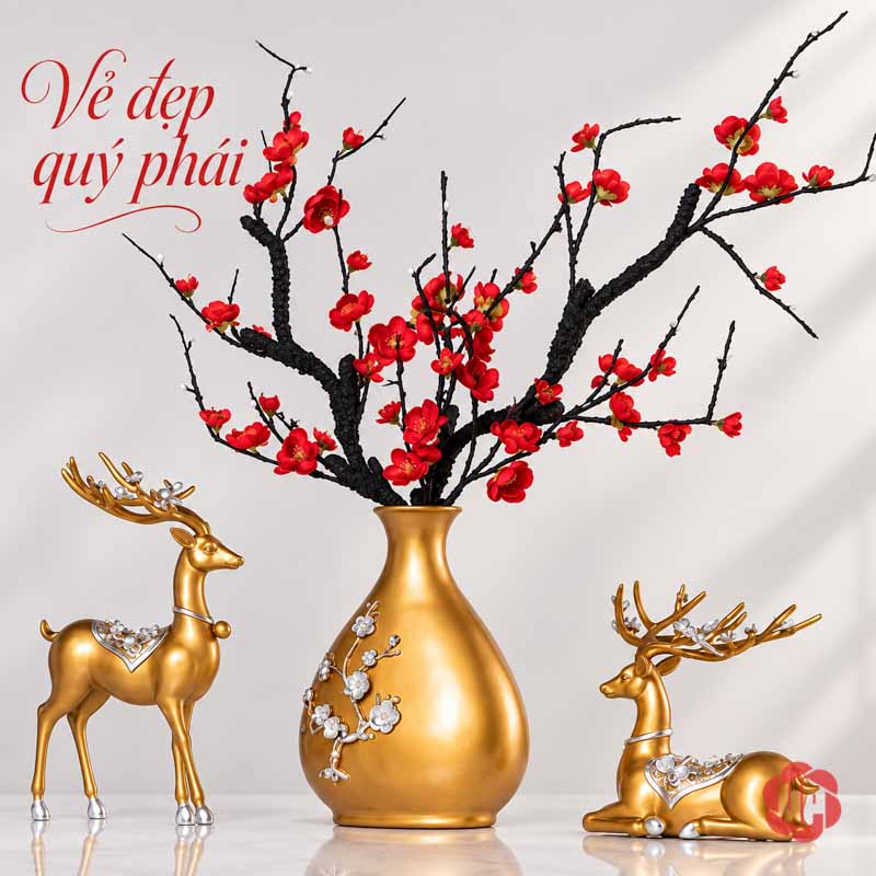 Đồ Trang Trí Decor Hươu Vàng, Chim Và Hoa Mai UPV016 Bình vàng họa tiết hoa bạc cắm cành hoa đỏ cạnh cặp hươu