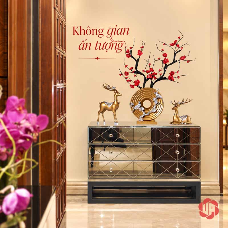 Đồ Trang Trí Decor Hươu Vàng, Chim Và Hoa Mai UPV016 Tượng vòng tròn cắm hoa đỏ và cặp hươu trên tủ mặt gương ở sảnh