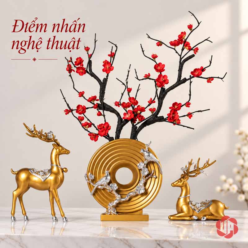 Đồ Trang Trí Decor Hươu Vàng, Chim Và Hoa Mai UPV016 Hươu đứng và hươu nằm bên tượng vòng tròn vàng cắm hoa đỏ