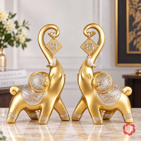 Cặp tượng voi màu vàng vòi cuộn cao treo thẻ chữ Tài và Phúc, chi tiết tai màu bạc