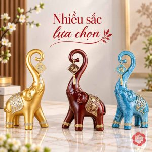 Ba tượng voi màu vàng đỏ sẫm và xanh lam đặt cạnh nhau
