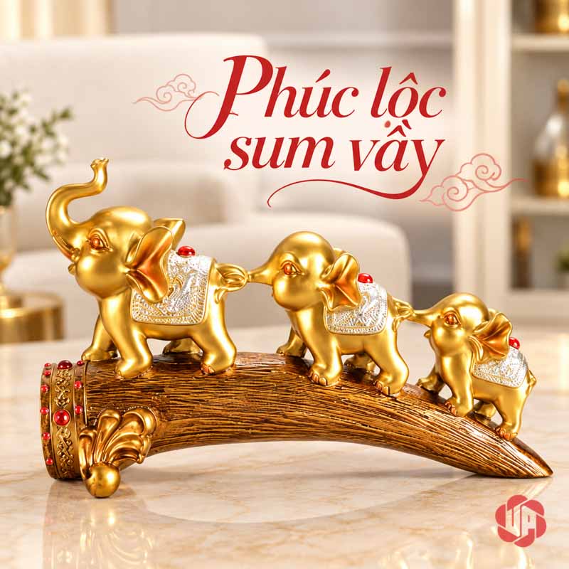Tượng Gia Đình Voi Hạnh Phúc Trang Trí Nội Thất Phòng Khách UPV022 Ba chú voi vàng lớn nhỏ nối đuôi nhau, khăn lưng màu bạc trên đế nâu cong