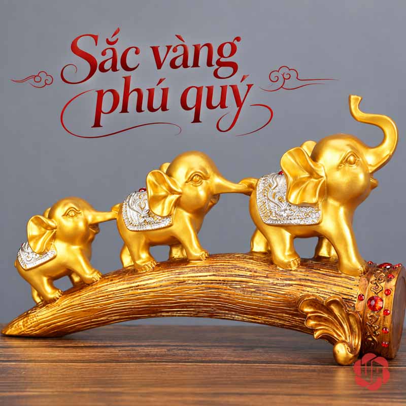 Tượng Gia Đình Voi Hạnh Phúc Trang Trí Nội Thất Phòng Khách UPV022 Ba tượng voi vàng nhìn nghiêng với khăn lưng bạc trên đế nâu có vân