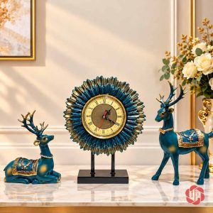 Bộ hai tượng hươu xanh phối vàng và đồng hồ mặt trời trên bàn sáng, ảnh không chữ quảng cáo
