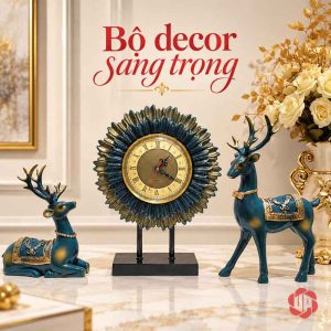 Hươu nằm bên trái, đồng hồ mặt trời ở giữa và hươu đứng bên phải trên bàn sáng