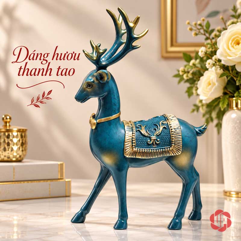 Bộ Decor Trang Trí Hươu Và Đồng Hồ Mặt Trời UPV026 Tượng hươu đứng màu xanh phối vàng, sừng phân nhánh và tấm khăn lưng có hoa văn