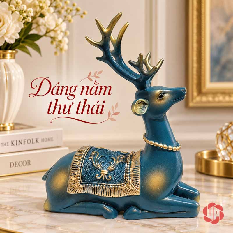 Bộ Decor Trang Trí Hươu Và Đồng Hồ Mặt Trời UPV026 Tượng hươu nằm màu xanh phối vàng với sừng phân nhánh và vòng hạt ở cổ