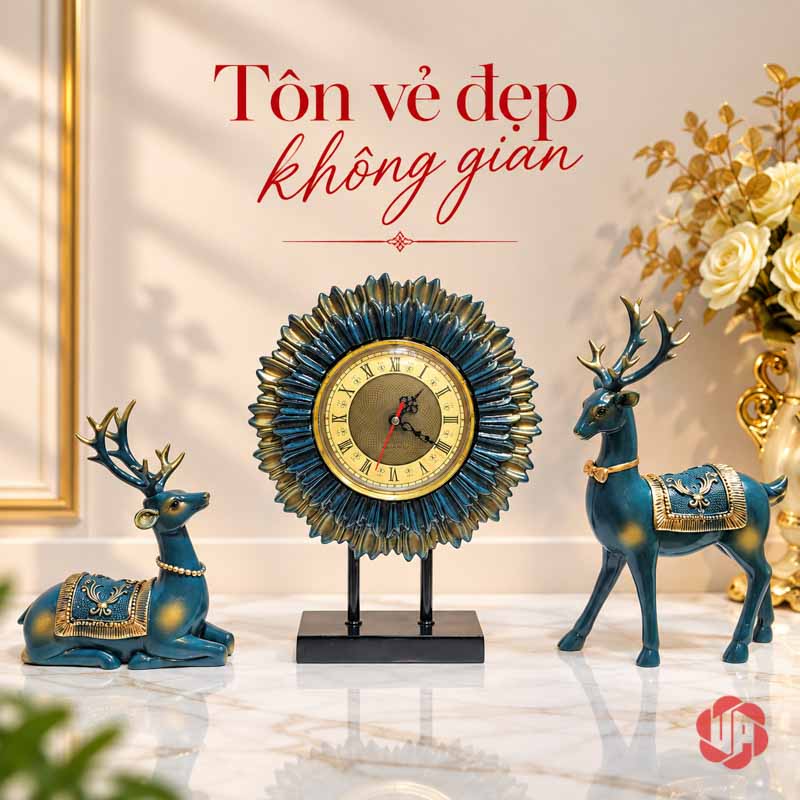 Bộ Decor Trang Trí Hươu Và Đồng Hồ Mặt Trời UPV026 Toàn cảnh hai tượng hươu xanh và đồng hồ mặt trời trên mặt bàn sáng