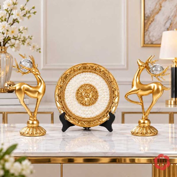 Bộ hai tượng hươu vàng mang quả cầu trong suốt và đĩa trắng vàng trên giá đỡ đen
