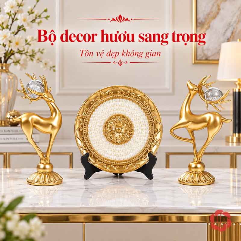 Bộ Decor Trang Trí Nội Thất Cặp Hươu Và Đĩa Vàng UPV030 Hai tượng hươu vàng trên chân đế tròn đặt hai bên đĩa trắng vàng trên giá đỡ đen