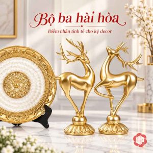 Hai tượng hươu vàng trên đế tròn cạnh một phần đĩa decor trắng vàng