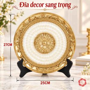 Đĩa decor trắng vàng trên giá đỡ đen, ảnh ghi ngang 25 cm và cao 27 cm