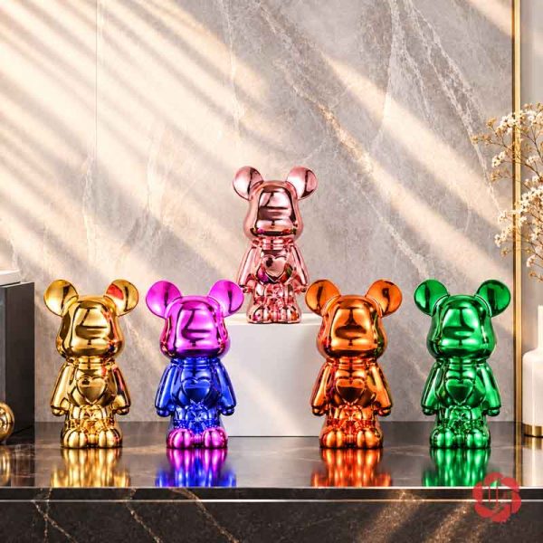 Năm tượng gấu nhiều màu bóng bày trên bục, ảnh không chữ quảng cáo