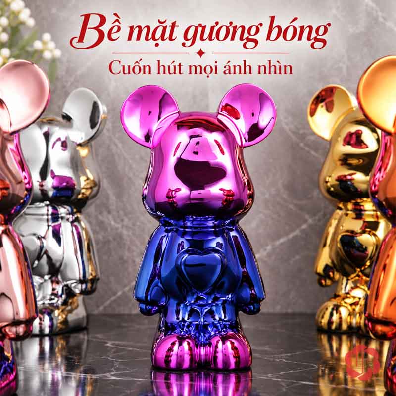 Gấu Bearbrick Decor Trang Trí Nghệ Thuật UPV031 Cận cảnh tượng gấu hồng tím xanh lam trên mặt bàn có phản chiếu