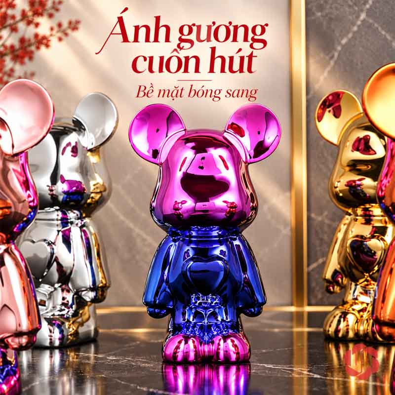 Gấu Bearbrick Decor Trang Trí Nghệ Thuật UPV031 Tượng gấu đầu hồng tím thân xanh lam bóng, cạnh các tượng bạc và vàng