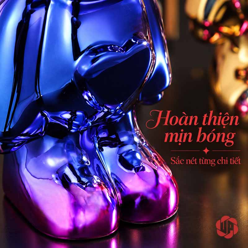 Gấu Bearbrick Decor Trang Trí Nghệ Thuật UPV031 Cận cảnh phần thân và chân của tượng gấu xanh lam chuyển hồng tím