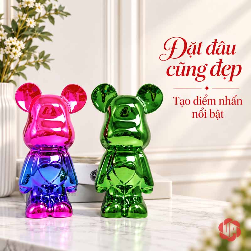 Gấu Bearbrick Decor Trang Trí Nghệ Thuật UPV031 Hai tượng gấu xanh lá và hồng xanh đặt cạnh nhau trên bàn sáng